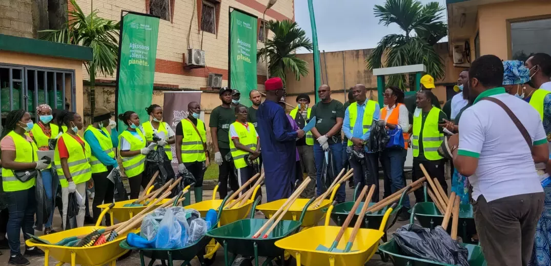 Nestle Cameroun employees clean Mabanda Market